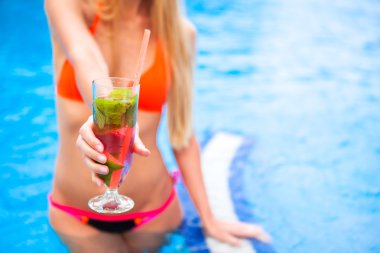 Bikini el ile kokteyl cam çilek mojito kadında 
