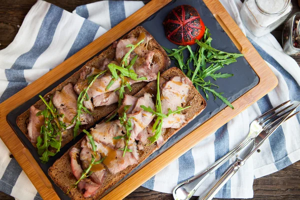 Kalte Fleischplatte und Brot auf Holzgrund — Stockfoto