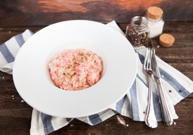 Deniz ürünleri ve ro ile uçan balık kırmızı havyar ile lezzetli Risotto