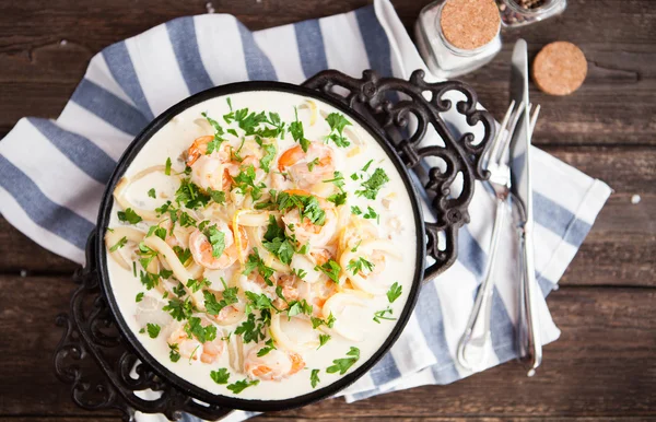 Seafood - shrimp and squid  with white cream sauce on  frying pa — Stock Photo, Image