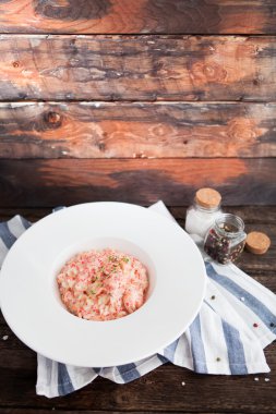 Deniz ürünleri ve ro ile uçan balık kırmızı havyar ile lezzetli Risotto