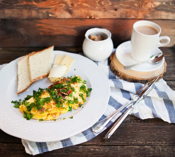 Latte cap e omelette alle erbe con erba cipollina e origano spruzzato wi — Foto Stock