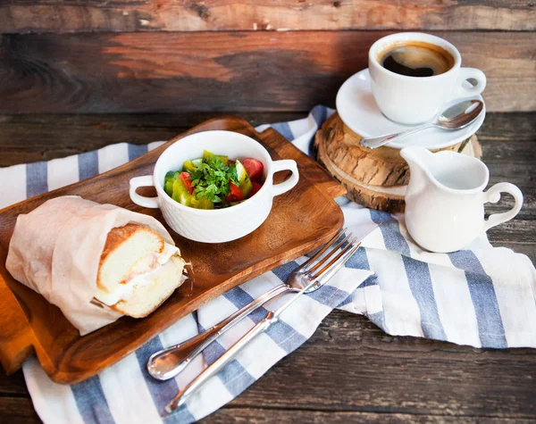 Sandwich de panini italiano con queso y tocino, ensalada fresca y c —  Fotos de Stock