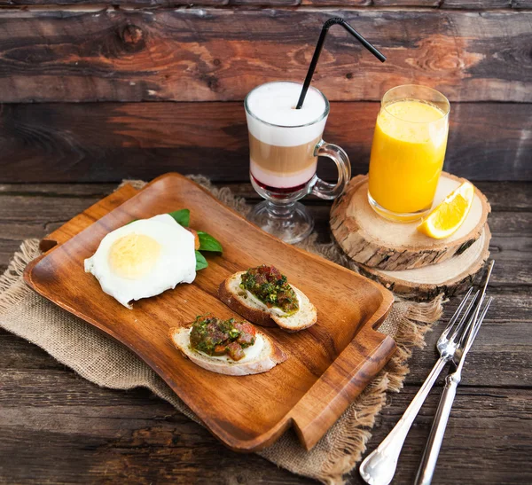 Latte Macchiato with Coffee Beans, Two eggs and bacon toasts and — Stock Photo, Image