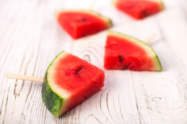 Beyaz ahşap lezzetli karpuz popsicle nefis taze yaz meyve
