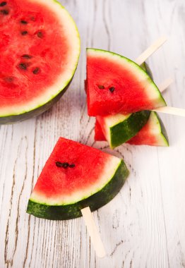 Beyaz ahşap lezzetli karpuz popsicle nefis taze yaz meyve