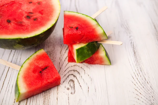 Smakelijke watermeloen popsicle Yummy verse zomer fruit op wit hout — Stockfoto