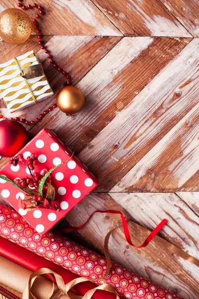 Rollos de papel de envolver de Navidad con cintas, regalos y bols —  Fotos de Stock