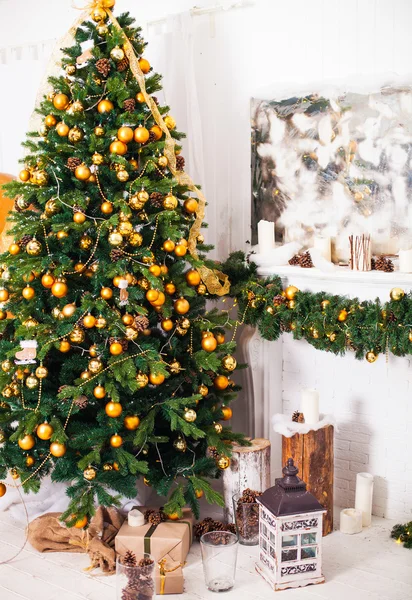 クリスマス ツリーとスタイルの wi クリスマスで装飾されたインテリアのお部屋 — ストック写真