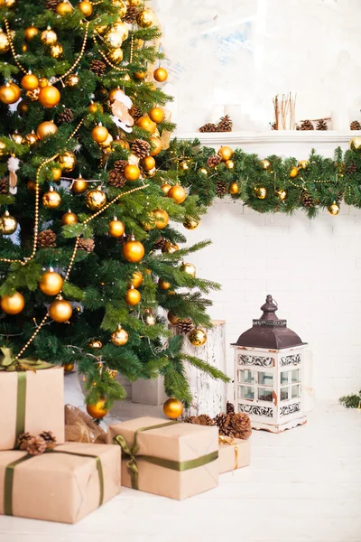 Albero di Natale e sala interna decorata in stile natalizio wi — Foto Stock