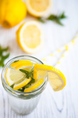 Limonata taze limon ve nane beyaz vintage ahşap backg üzerinde