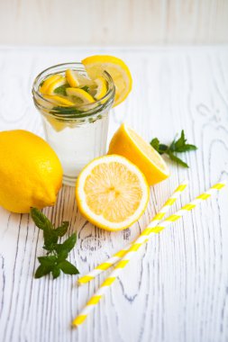 Limonata taze limon ve nane beyaz vintage ahşap backg üzerinde