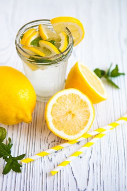 Limonata taze limon ve nane beyaz vintage ahşap backg üzerinde