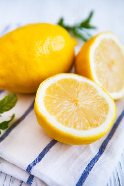 Beyaz ahşap zemin üzerine nane yaprakları ile sulu limon. Kenneth'in