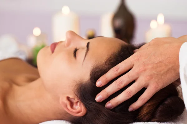 Masaje facial. Mujer bonita relajándose en el tratamiento de belleza . — Foto de Stock