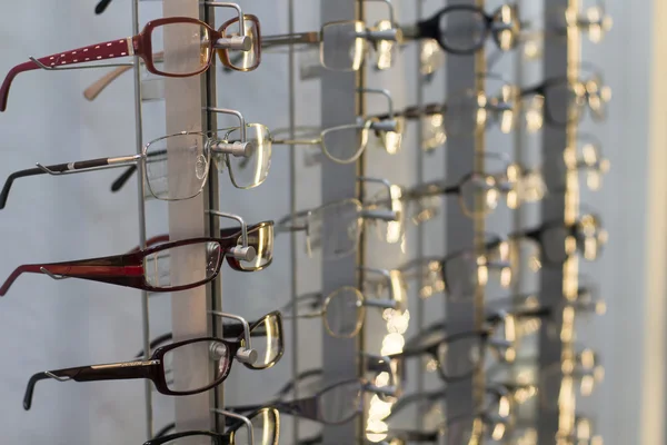 Fila de gafas en una óptica — Foto de Stock