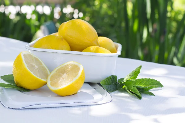 Fresh lemons on the table in the open air. Selective focus. — Stock Photo, Image