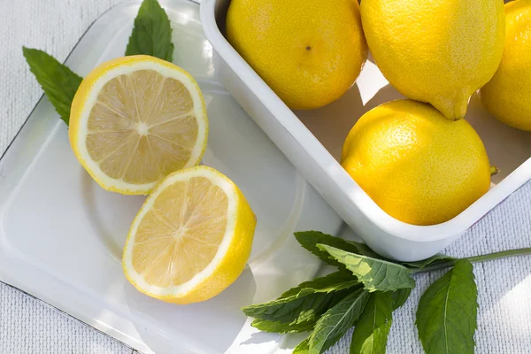 Fresh lemon and a sprig of mint — Stockfoto