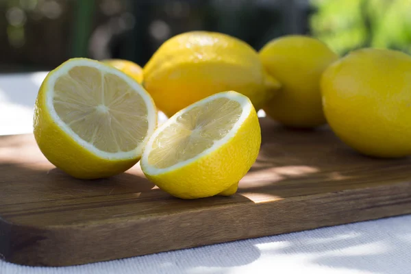 Čerstvé plátky citronu na řezací desce — Stock fotografie