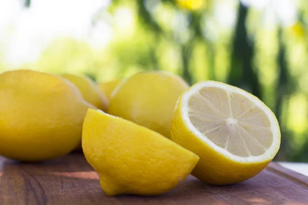 Fresh lemons on the table in the open air. Selective focus. — Stock fotografie