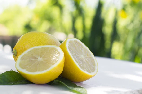 Fresh lemons on the table in the open air. Selective focus. — Stock fotografie