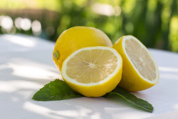 Fresh lemons on the table in the open air. Selective focus. — Stock fotografie