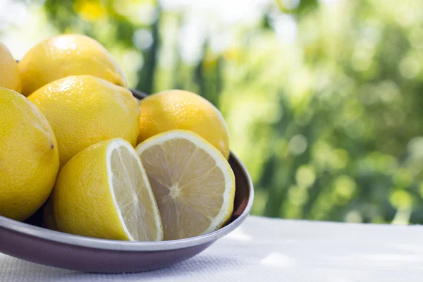 Fresh lemons on the table in the open air. Selective focus. — Stockfoto
