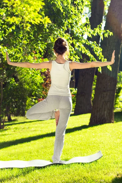 Youngl woman doing yoga in the park in the morning — 스톡 사진