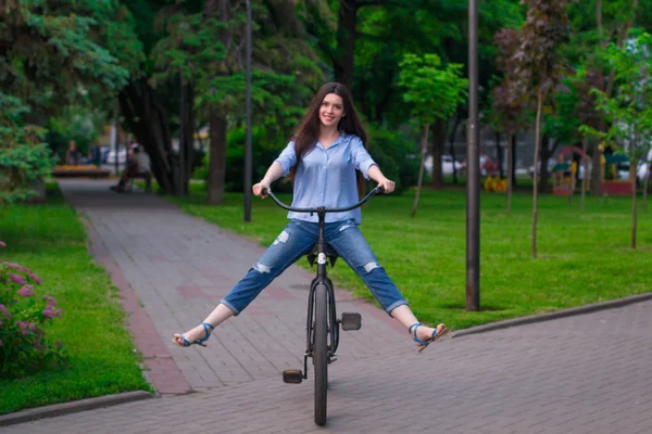 Beautiful woman with a vintage bicycle in a city park — 스톡 사진