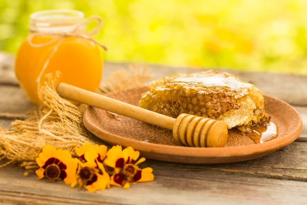 Honey in jar with honeycomb and wooden background. — Stok fotoğraf