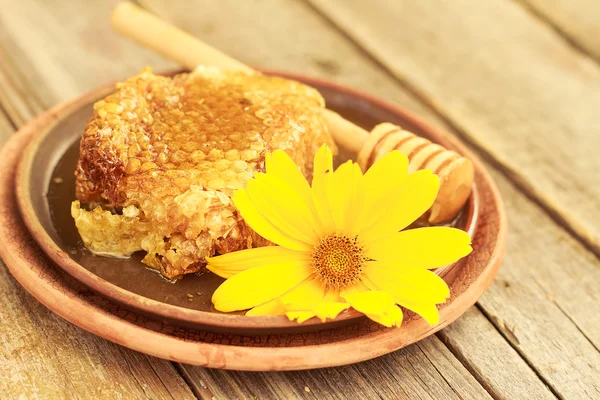 Miel en tarro con panal y fondo de madera . — Foto de Stock