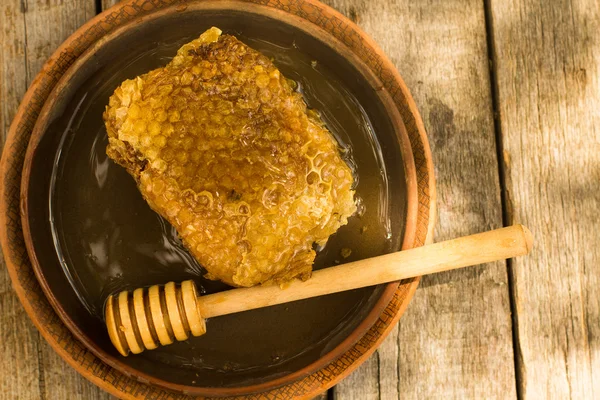 Miel en pot avec trempette au miel sur fond en bois — Photo