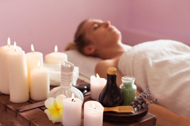 Güzel genç bir kadın güzellik merkezinde el masajıyla rahatlıyor.