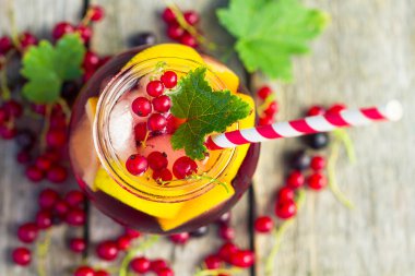 Red currant drink on wooden table