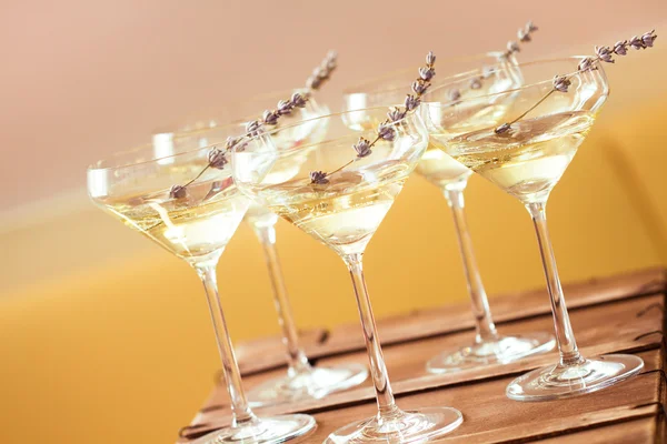Sklenice s bílým šampaňské zdobené s levandulí — Stock fotografie