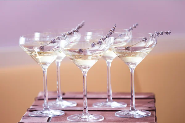 Gläser mit weißem Champagner mit Lavendel verziert — Stockfoto