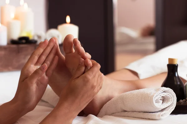 Masaje de pie humano en el salón de spa - enfoque suave — Foto de Stock