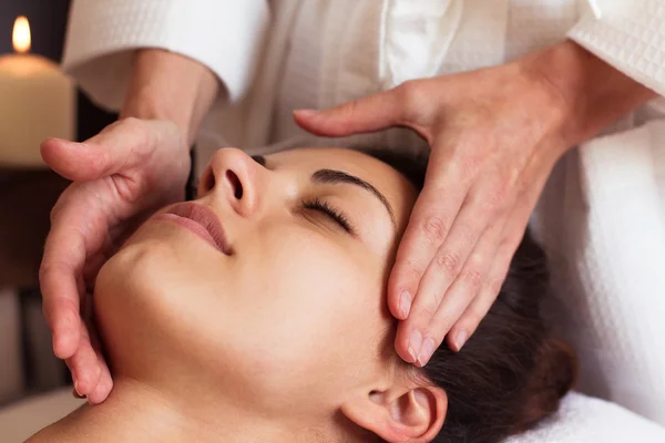 Masaje facial. Primer plano de una hermosa mujer recibiendo tratamientos de spa — Foto de Stock