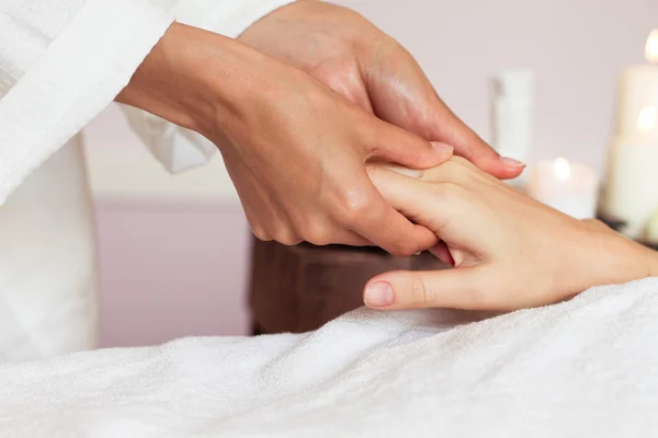 Kvinna tar emot en hand massage på spaet hälsa — Stockfoto