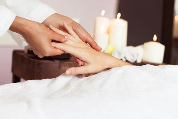 Kvinna tar emot en hand massage på spaet hälsa — Stockfoto