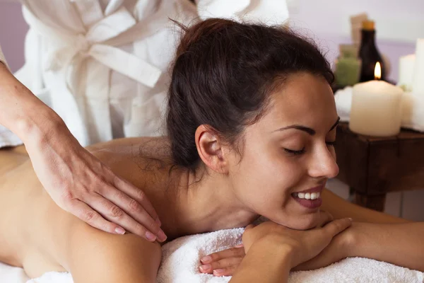 Close-up. Beautiful young woman relaxing with hand massage at be — Stock fotografie