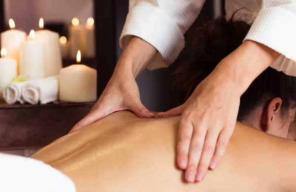 Close-up. Beautiful young woman relaxing with hand massage at be — Stock fotografie