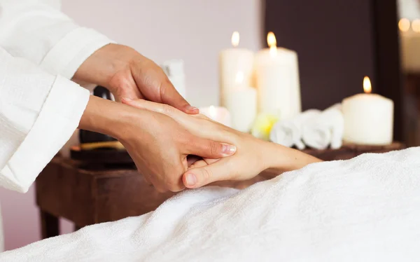 Primer plano. Mujer recibiendo un masaje de manos en el spa de salud . — Foto de Stock