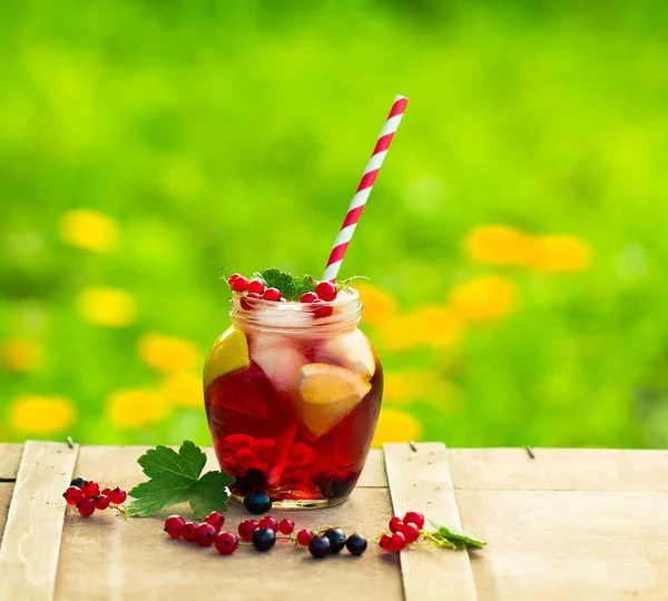 Red currant drink on wooden table — Stock Photo, Image