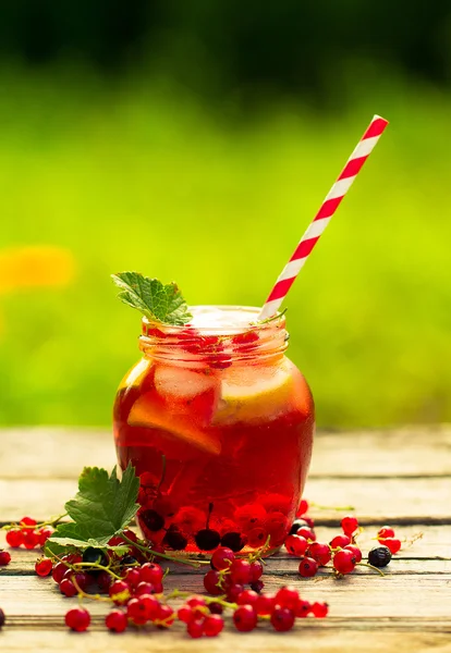 Red currant drink on wooden table — Stock Photo, Image