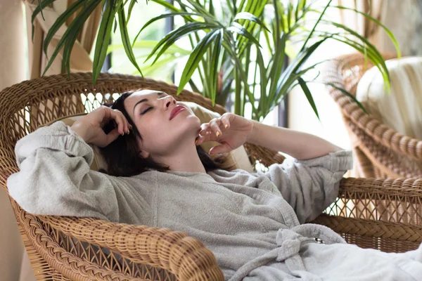 Bella giovane donna rilassante in un resort termale — Foto Stock