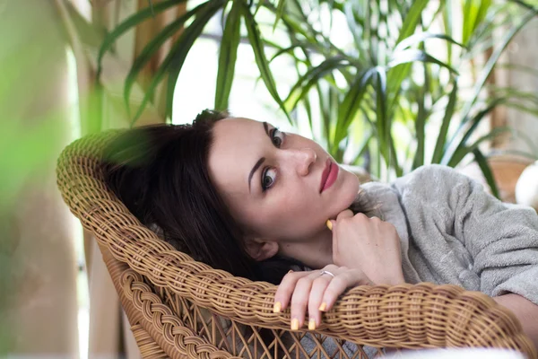 Beautiful young woman relaxing in a spa resort — Stockfoto