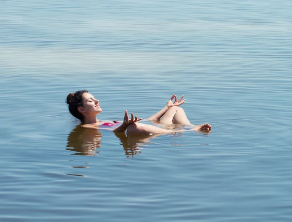 El lago con agua salada. Baskunchak. Hermosa mujer sunbathin — Foto de Stock