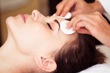 Rahatlatıcı bir yüz maskesi takmış, rahatlatıcı bir kadın.