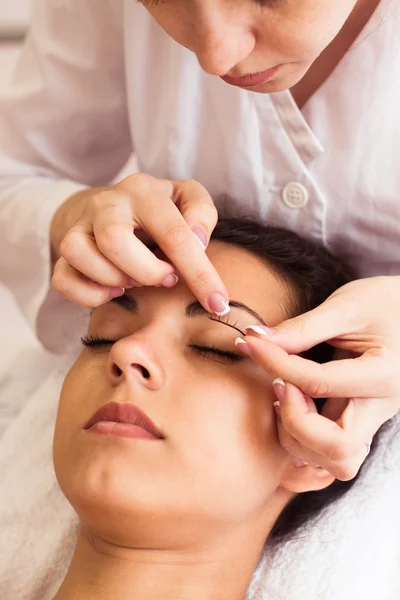 Mooie jonge vrouw in cosmetische salon. Close-up. — Stockfoto